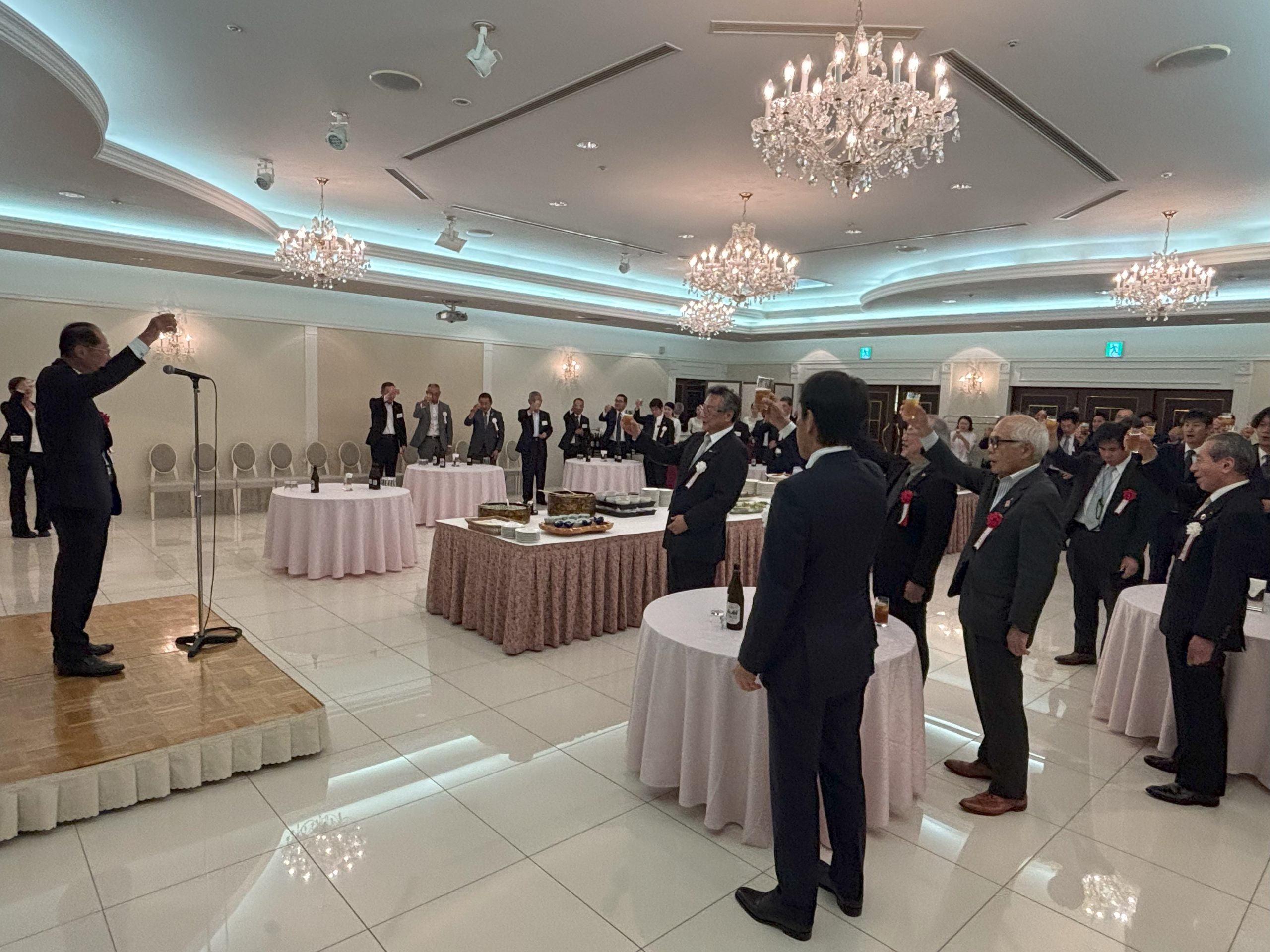 懇親会で高らかに杯を上げる大阪府建築士会の岡本森廣会長