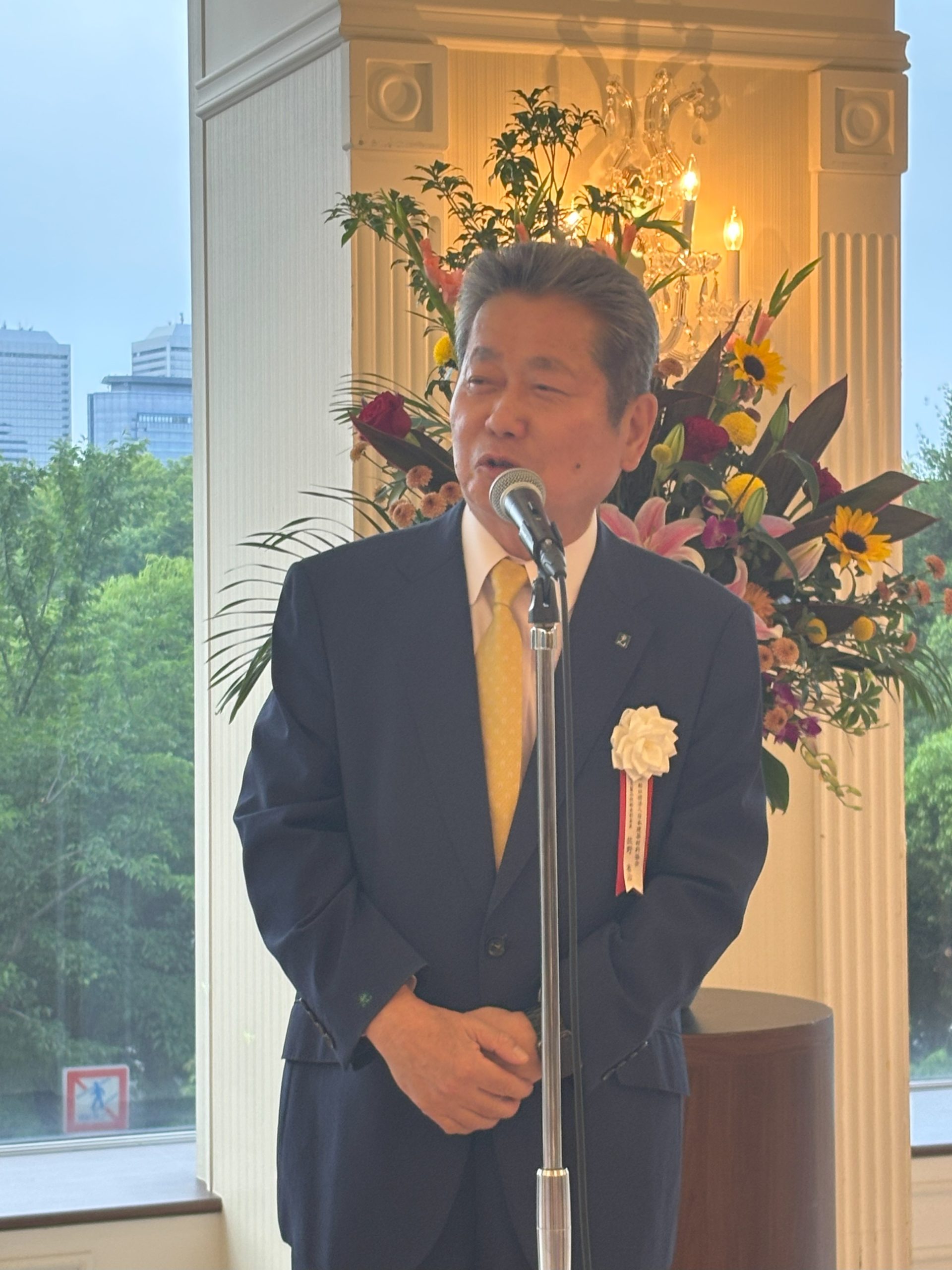 大阪府知事表彰を受け、喜びの言葉を述べる佐野省治理事