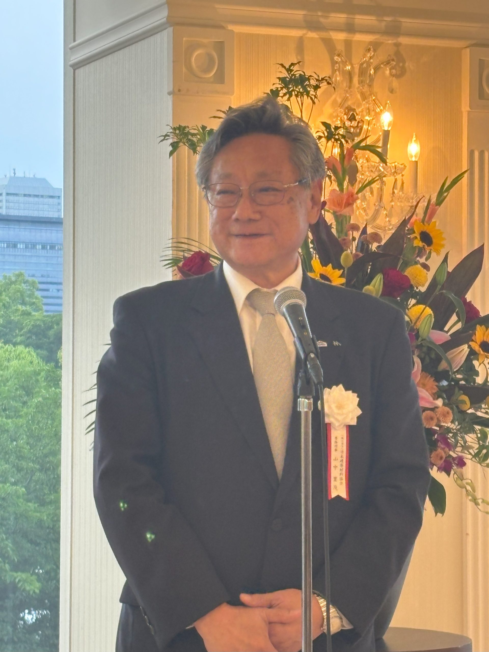 同じく喜びの言葉を述べる山中豊茂専務理事
