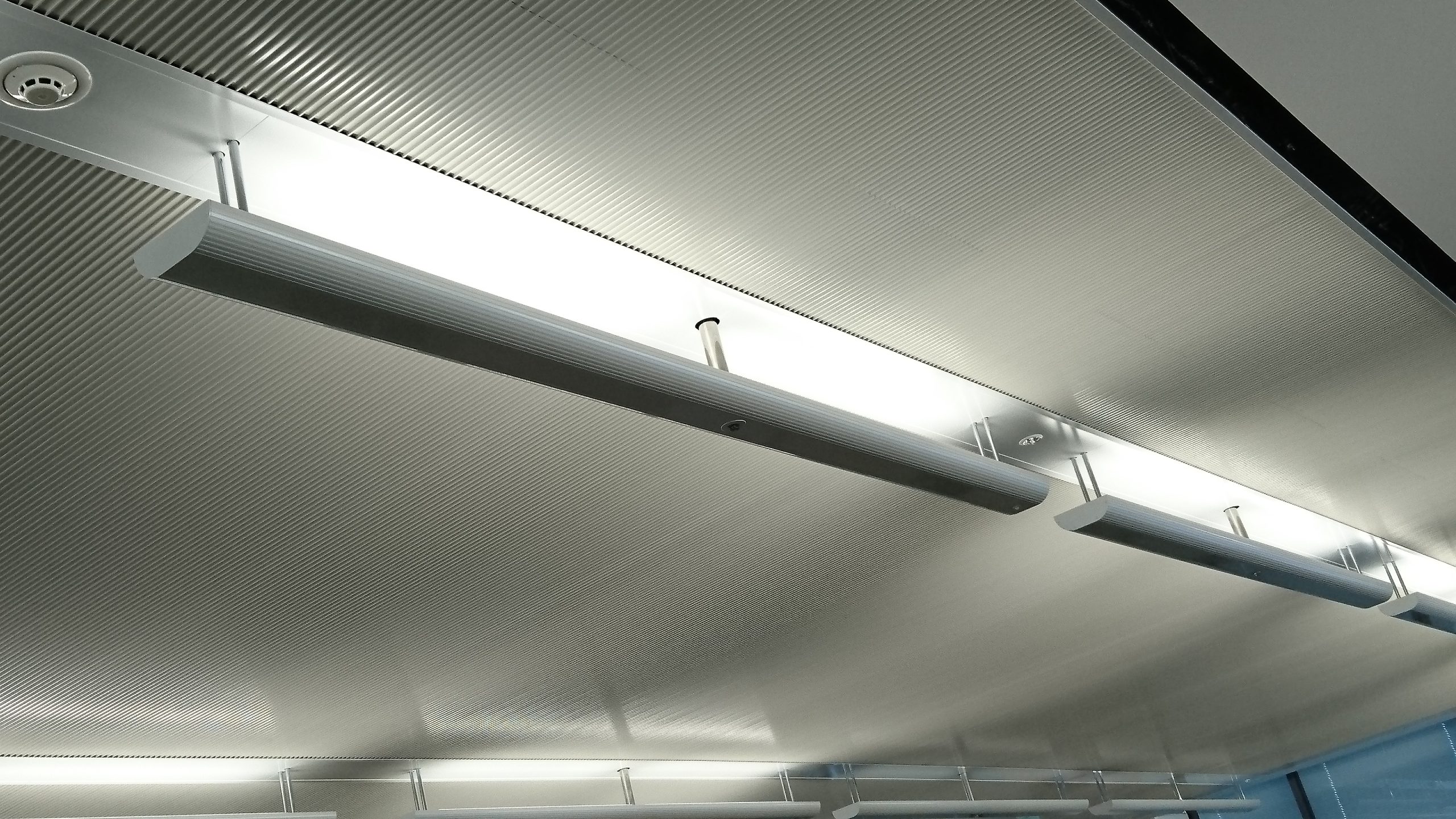 天井を照らすアンビエント照明と冷暖房天井放射パネル