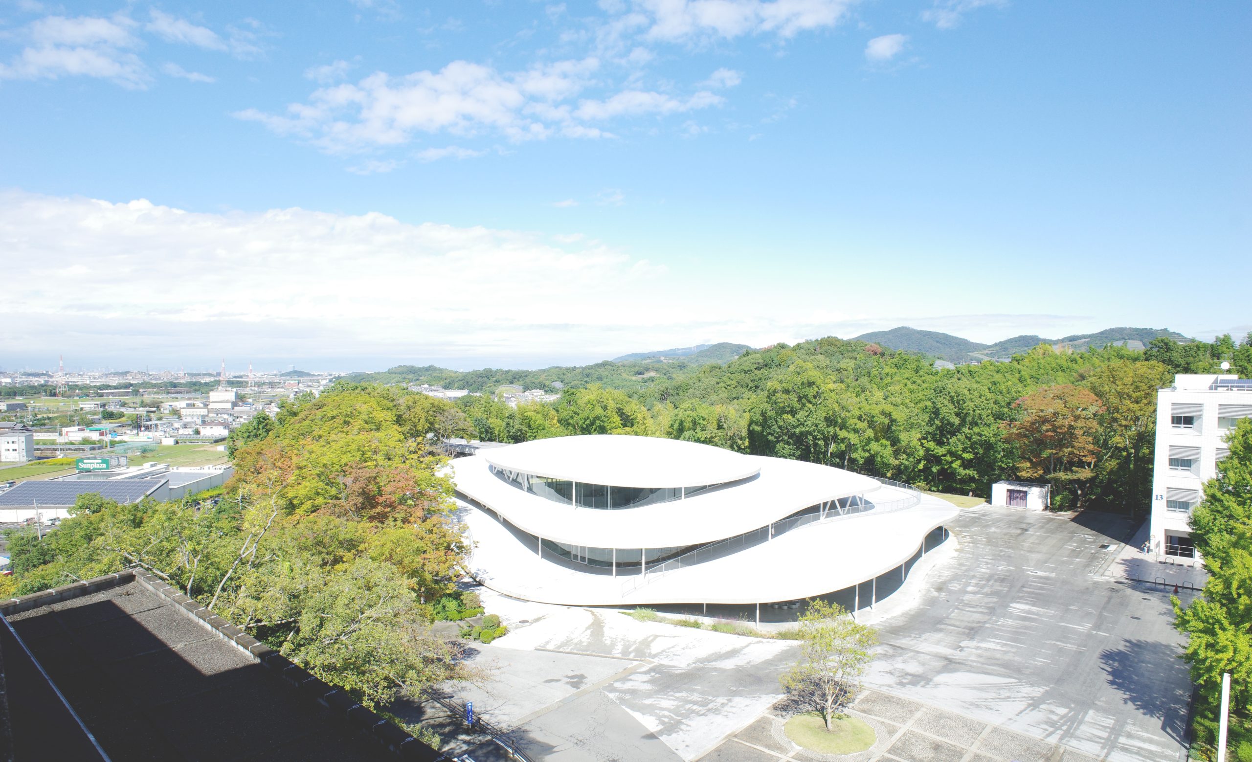 まるで丘の一部のように地形に優しくなじむ外観