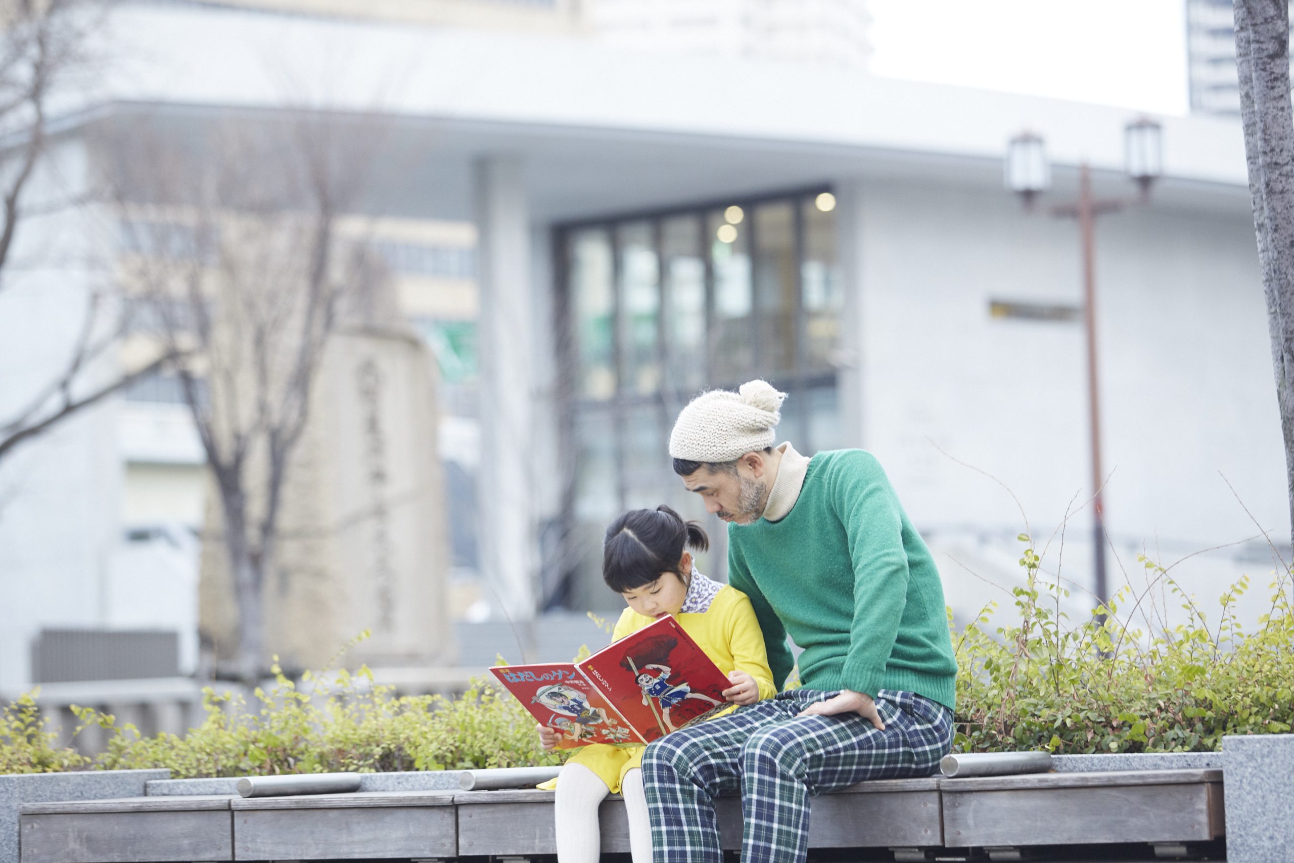 本を公園内に持ち出して読むことができる（写真／伊東俊介）