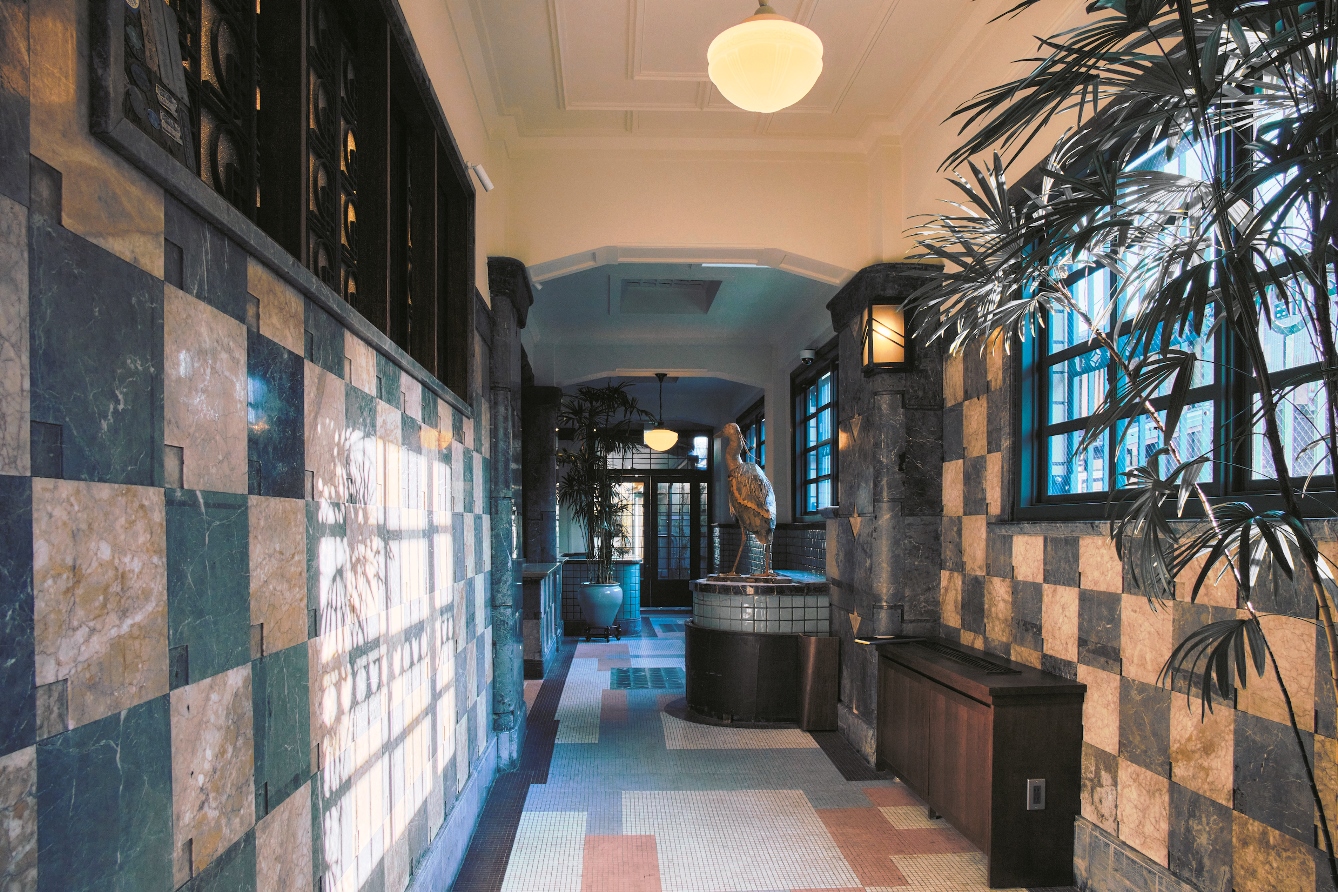 大理石とタイルの味わい深い玄関ホール