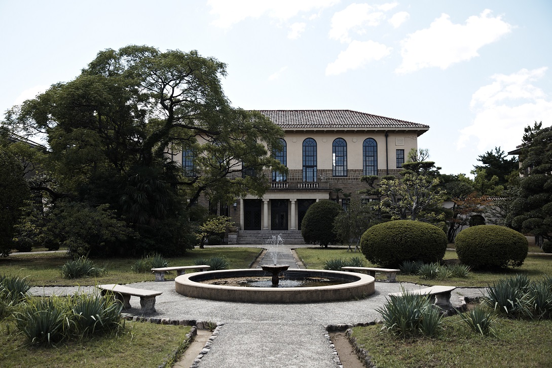 中庭を囲む校舎群の一つ、南側の図書館