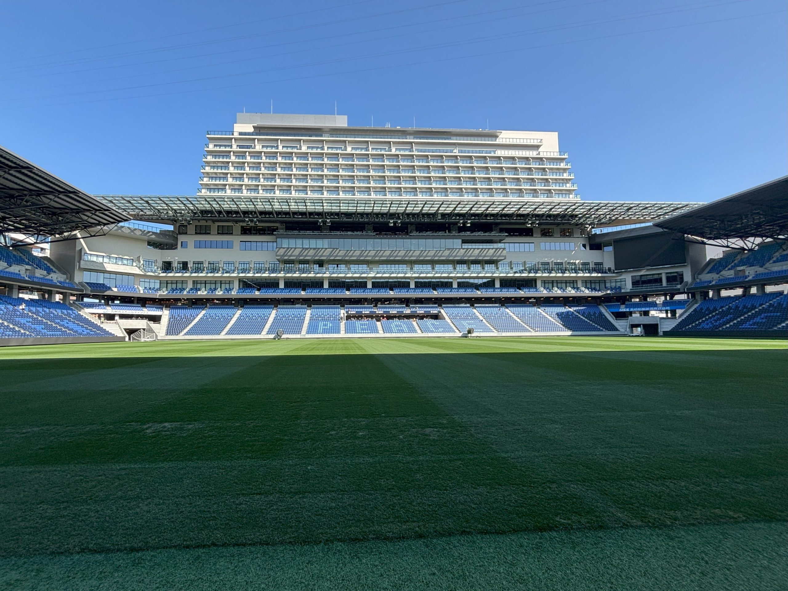サッカーのピッチが見下ろせるスタジアムシティホテル長崎（写真正面）