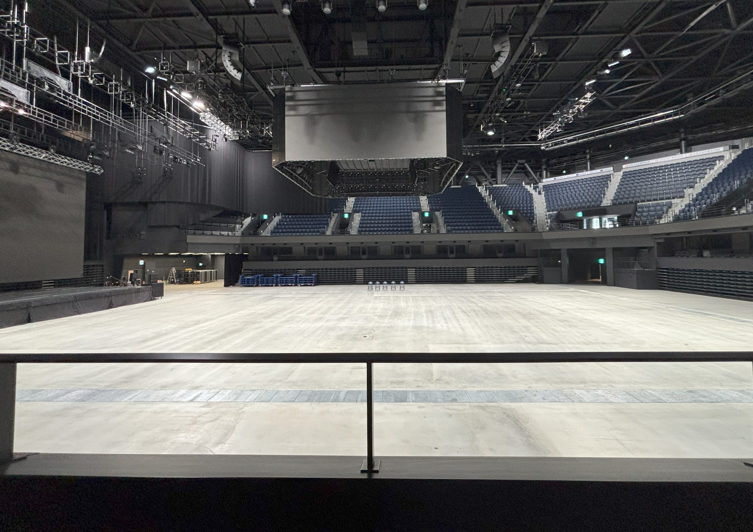 ハピネスアリーナ1.5階に設置された「VIP BOXルーム」から迫力の試合を観戦、天井中央のセンタービジョンがイベントを盛り上げます