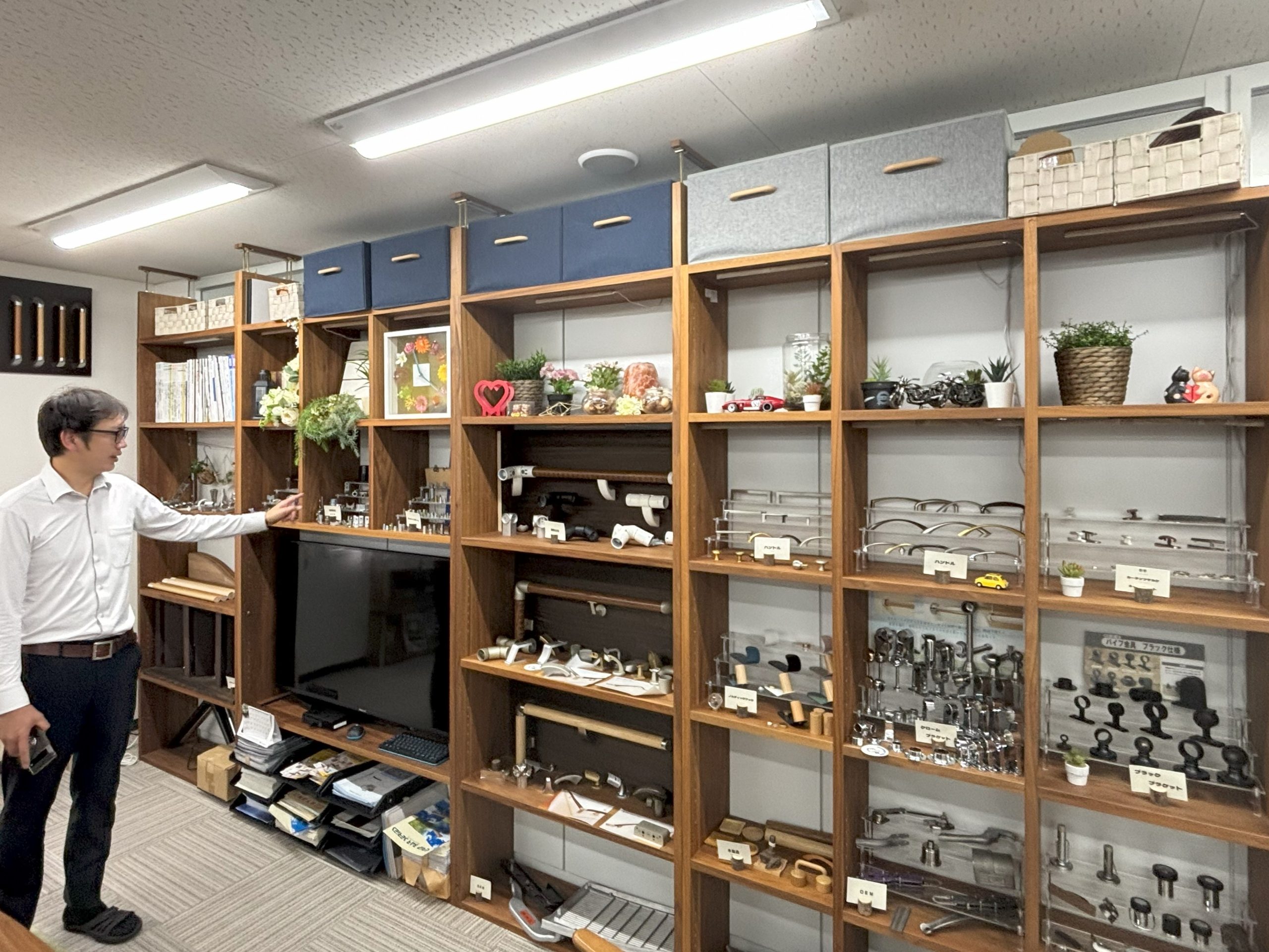 本社 2 階のショールームには主力製品が並ぶ