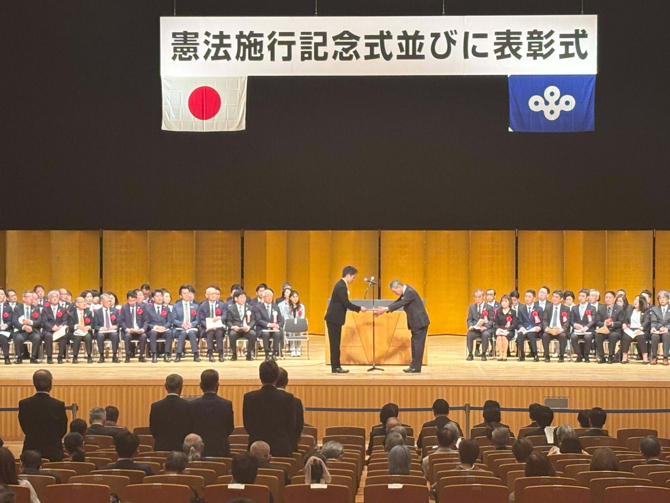 各部門受賞者代表に表彰状を手渡す吉村洋文大阪府知事